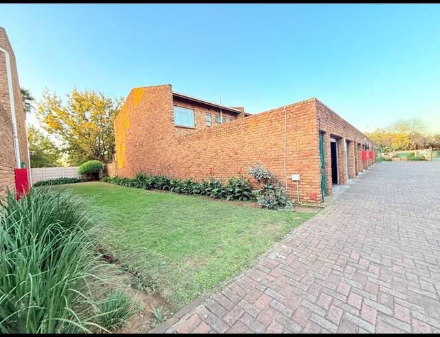 3 BEDROOM TOWNHOUSE FOR SALE IN VANDERBIJLPARK CE 1